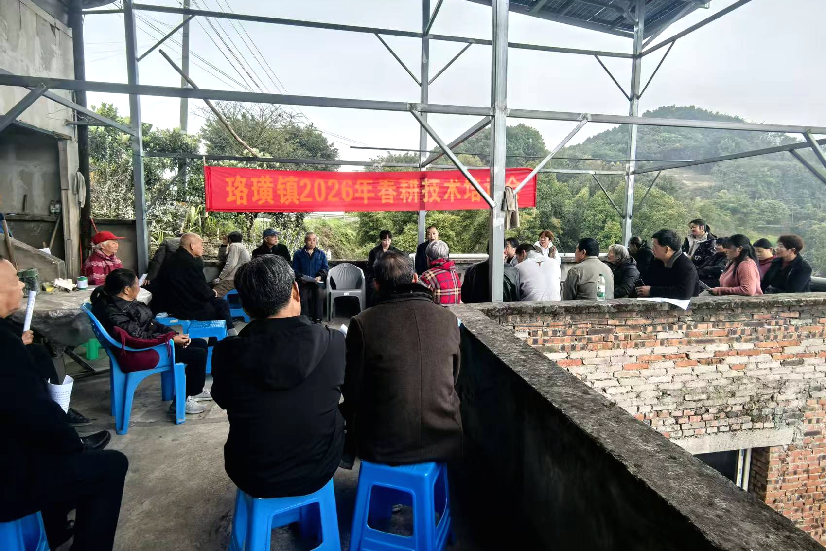 珞璜镇人大：代表化身“农技员” 春耕送技到田间2