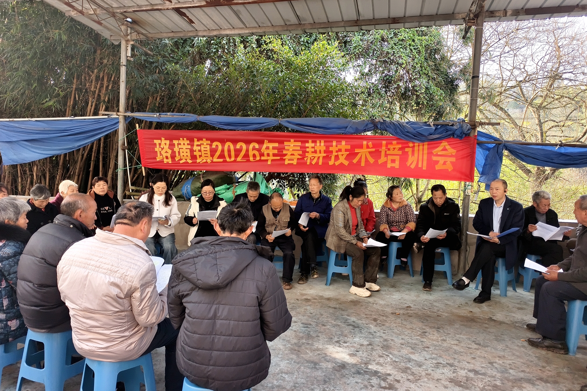 珞璜镇人大：代表化身“农技员” 春耕送技到田间1