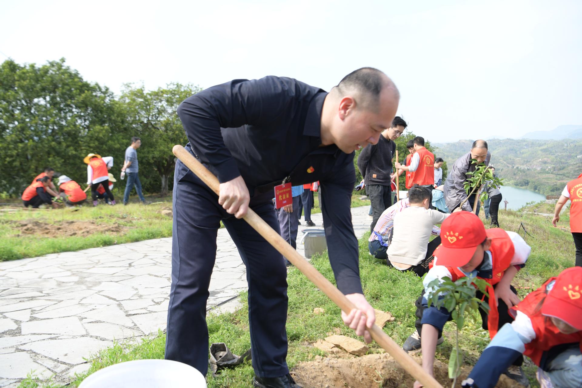 植下“致富树” 添绿又增收——广兴镇人大组织开展植树节活动1.JPG