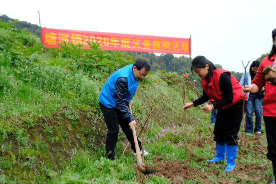 植绿普法正当时 民主法治润基层——江津塘河镇政府基层立法联系点开展植树节主题活动