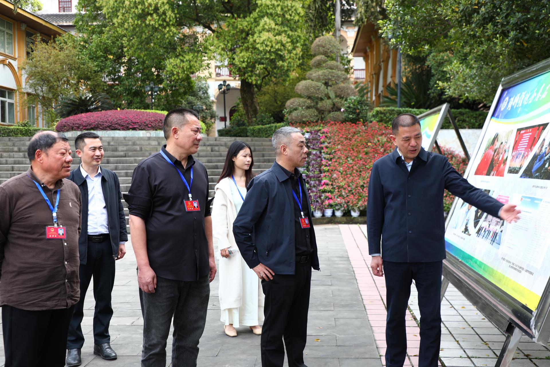 白沙镇人大开展中小学生心理健康教育工作专题调研3