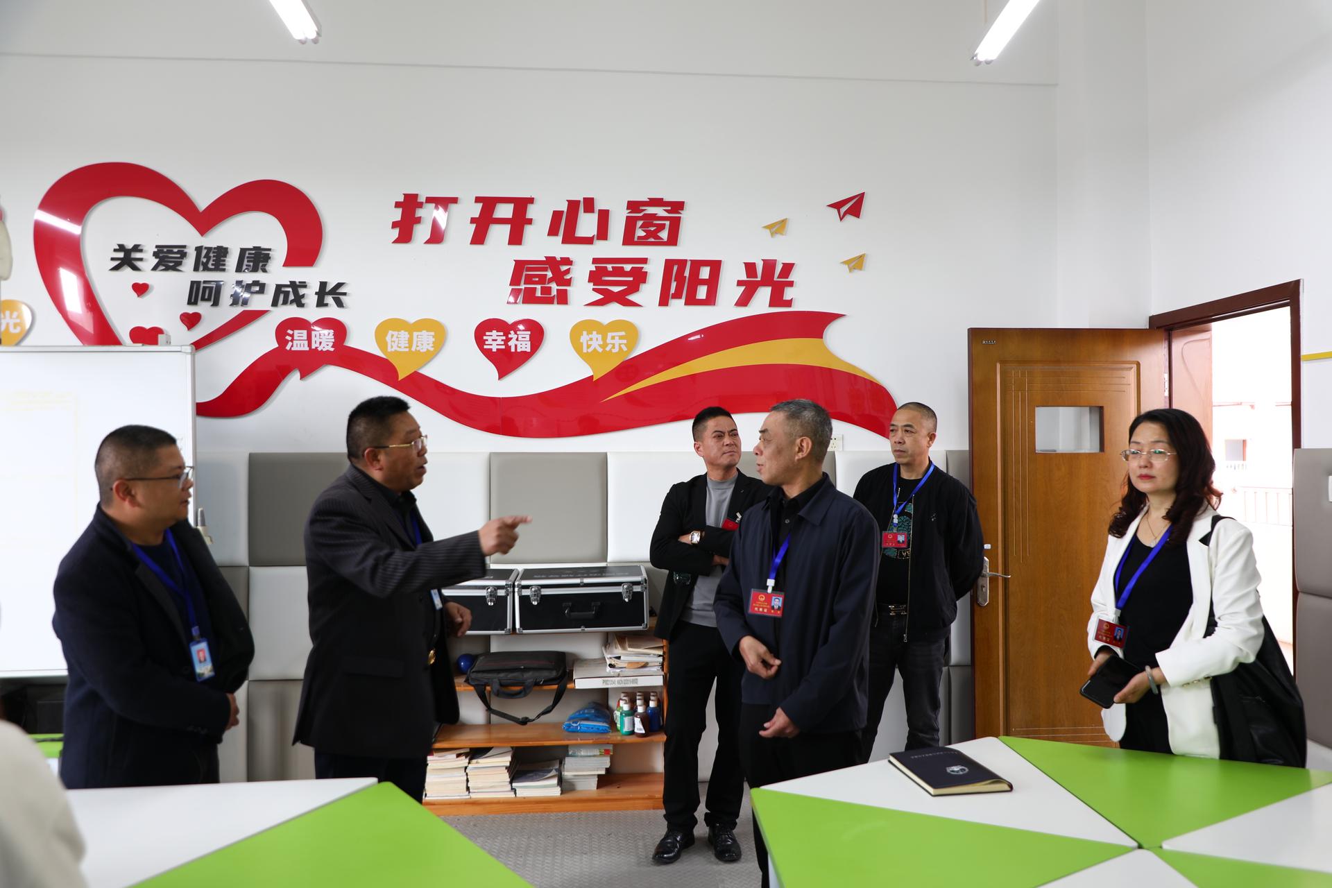 白沙镇人大开展中小学生心理健康教育工作专题调研1