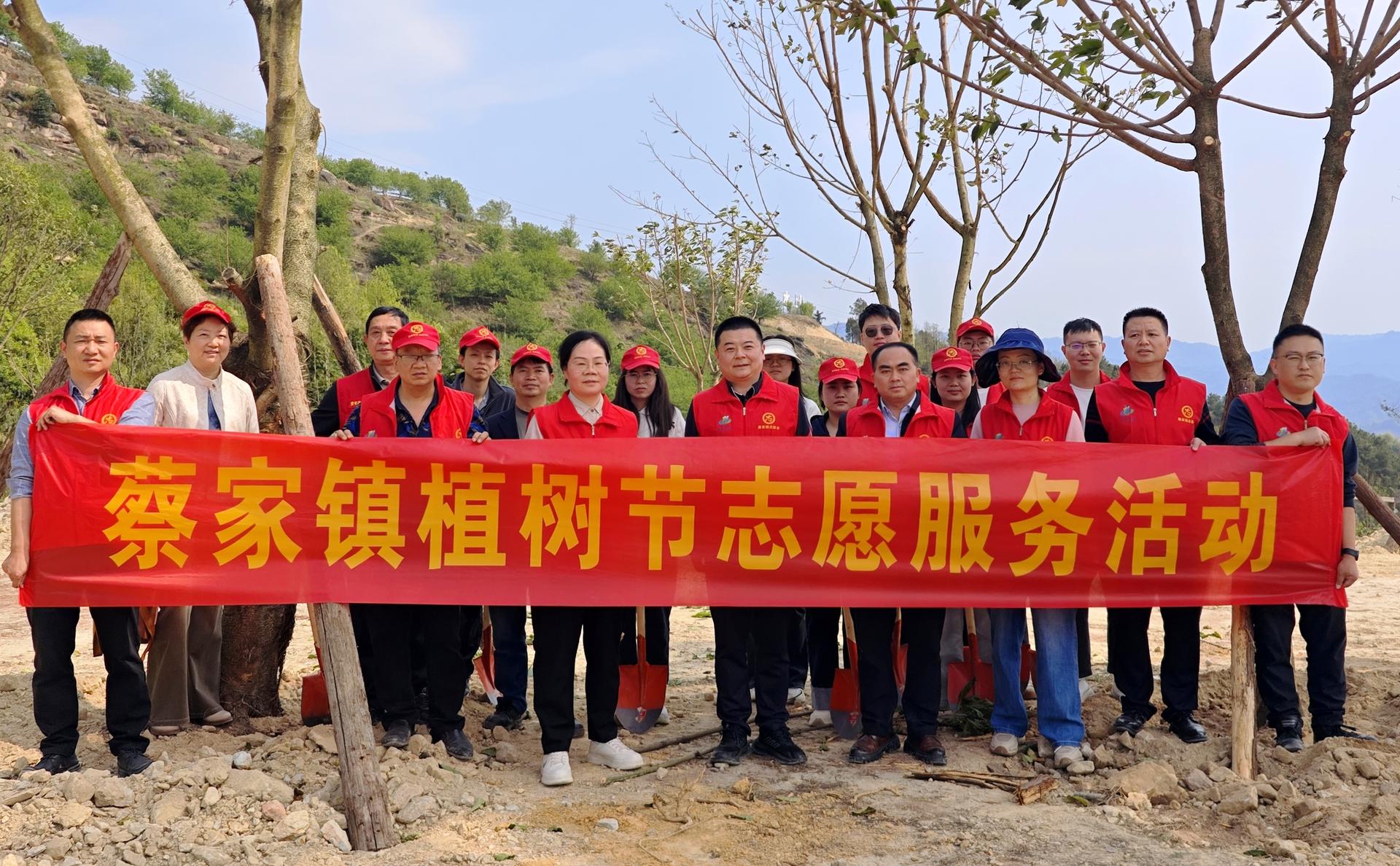 蔡家镇:人大代表作表率 义务植树添新绿