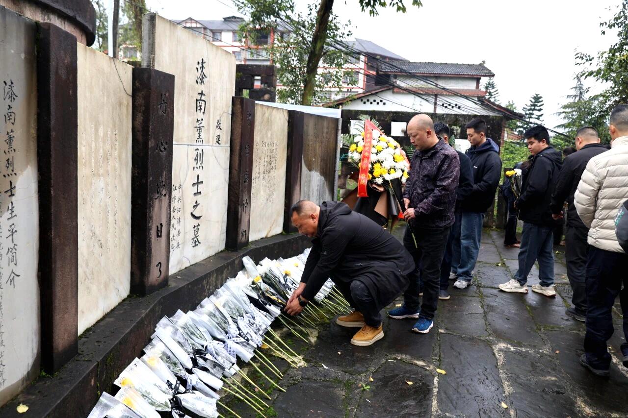 李市镇开展“我们的节日·清明”暨爱国主义·行走的思政课清明祭扫活动1