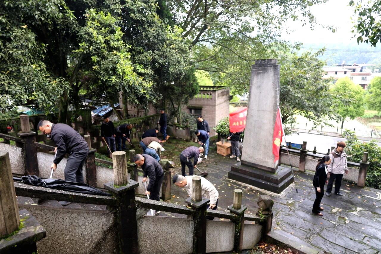 李市镇开展“我们的节日·清明”暨爱国主义·行走的思政课清明祭扫活动2