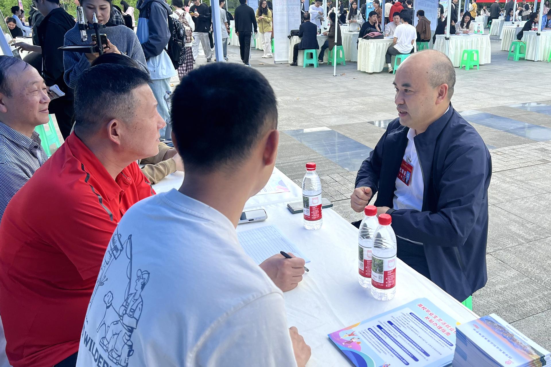 践行全过程人民民主 护航就业创业民生——西湖镇第二十三个“人大代表活动日”活动火热进行中2