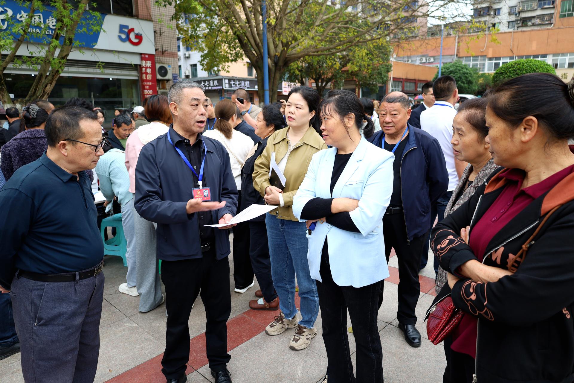 3白沙镇人大主席樊荣向求职者介绍岗位信息.JPG