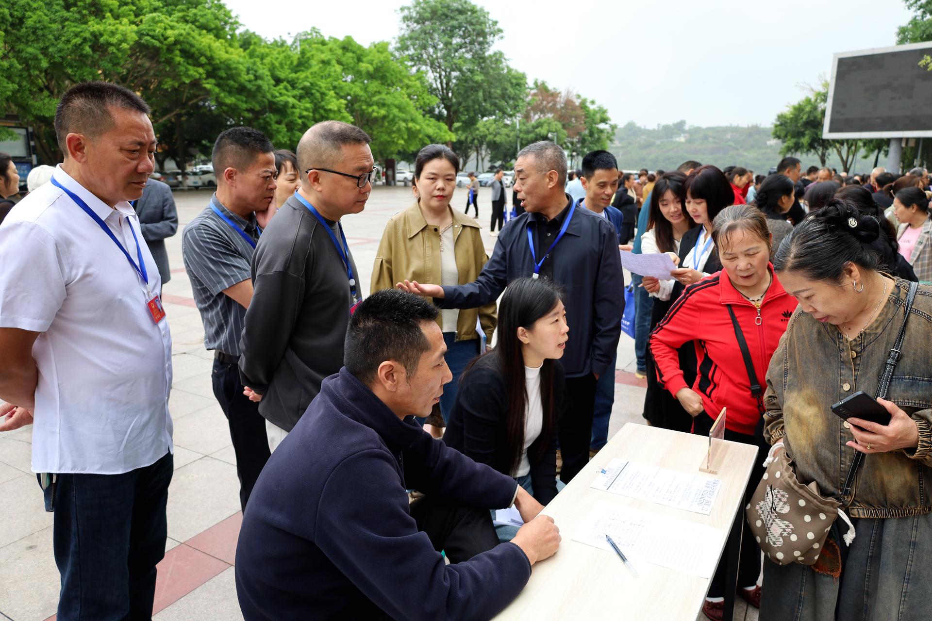 1白沙镇人大主席团现场调研招聘会情况2.JPG