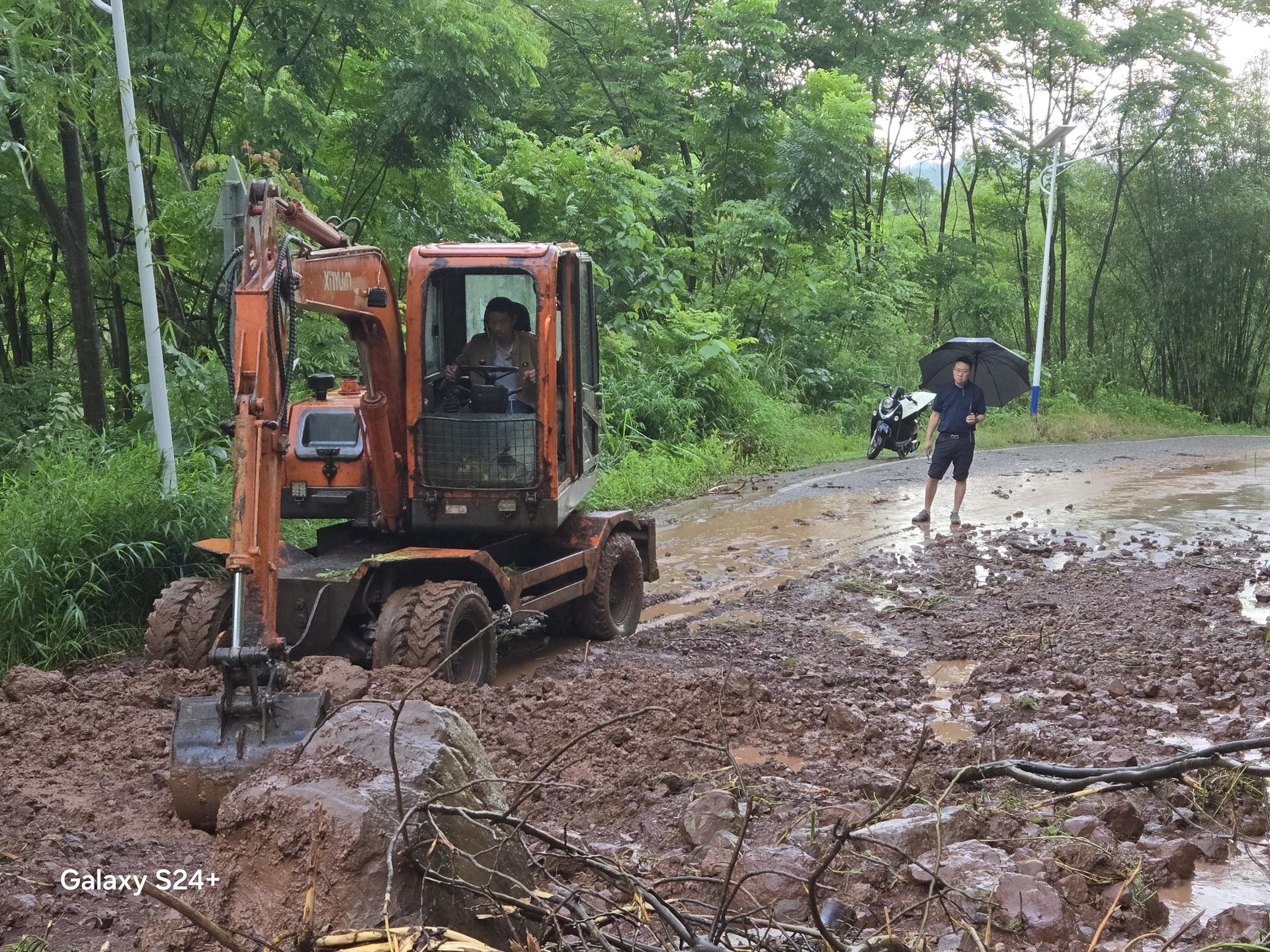 3红专村清理道路