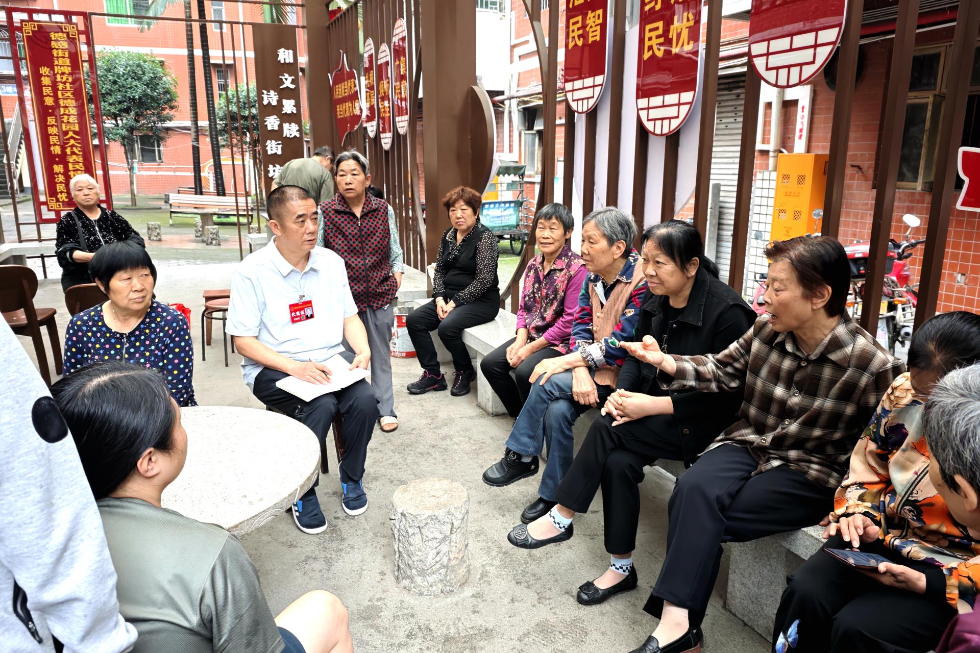 1人大代表吕晓刚在议事亭听取居民意见建议