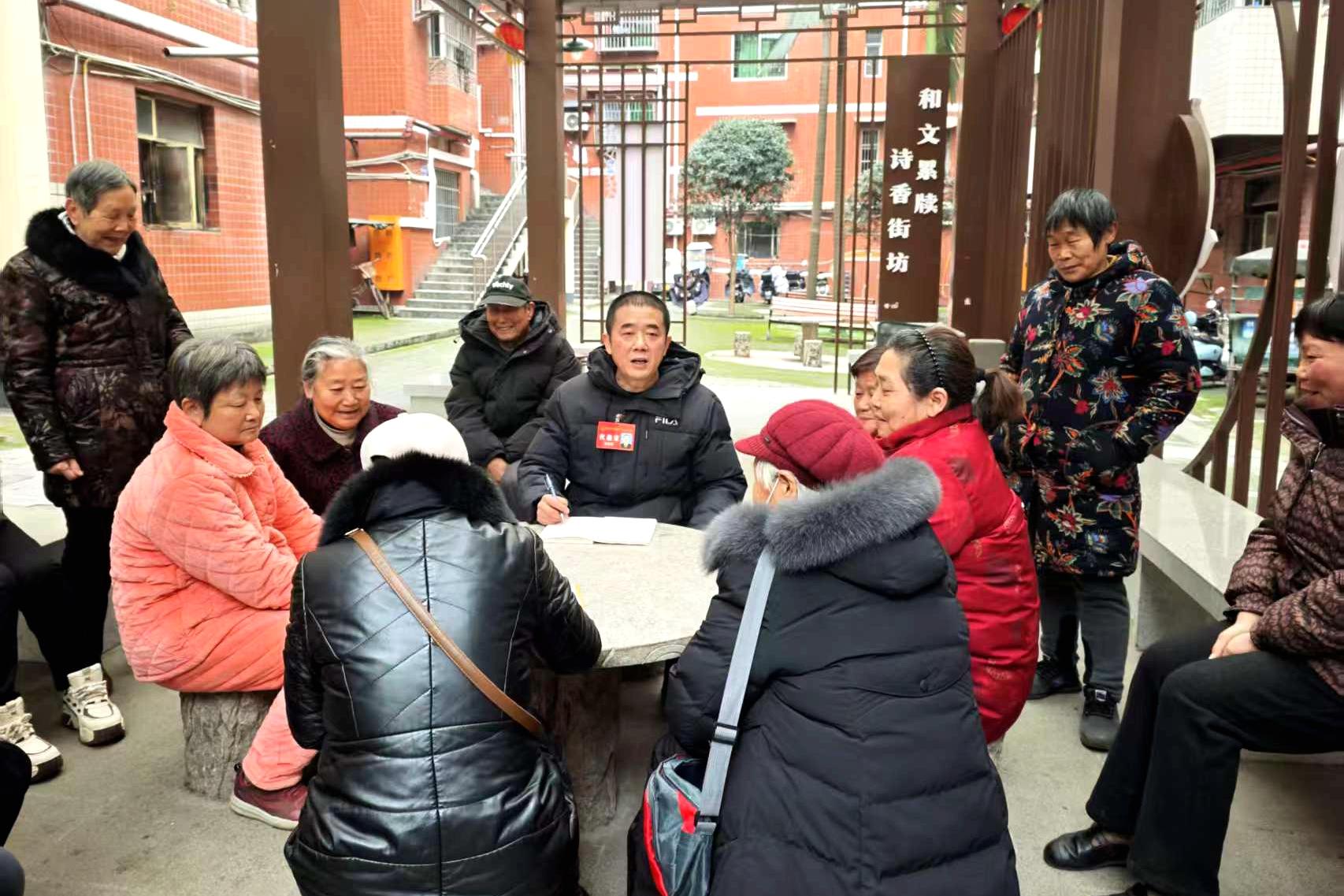 2人大代表在议事亭调解居民矛盾.JPG