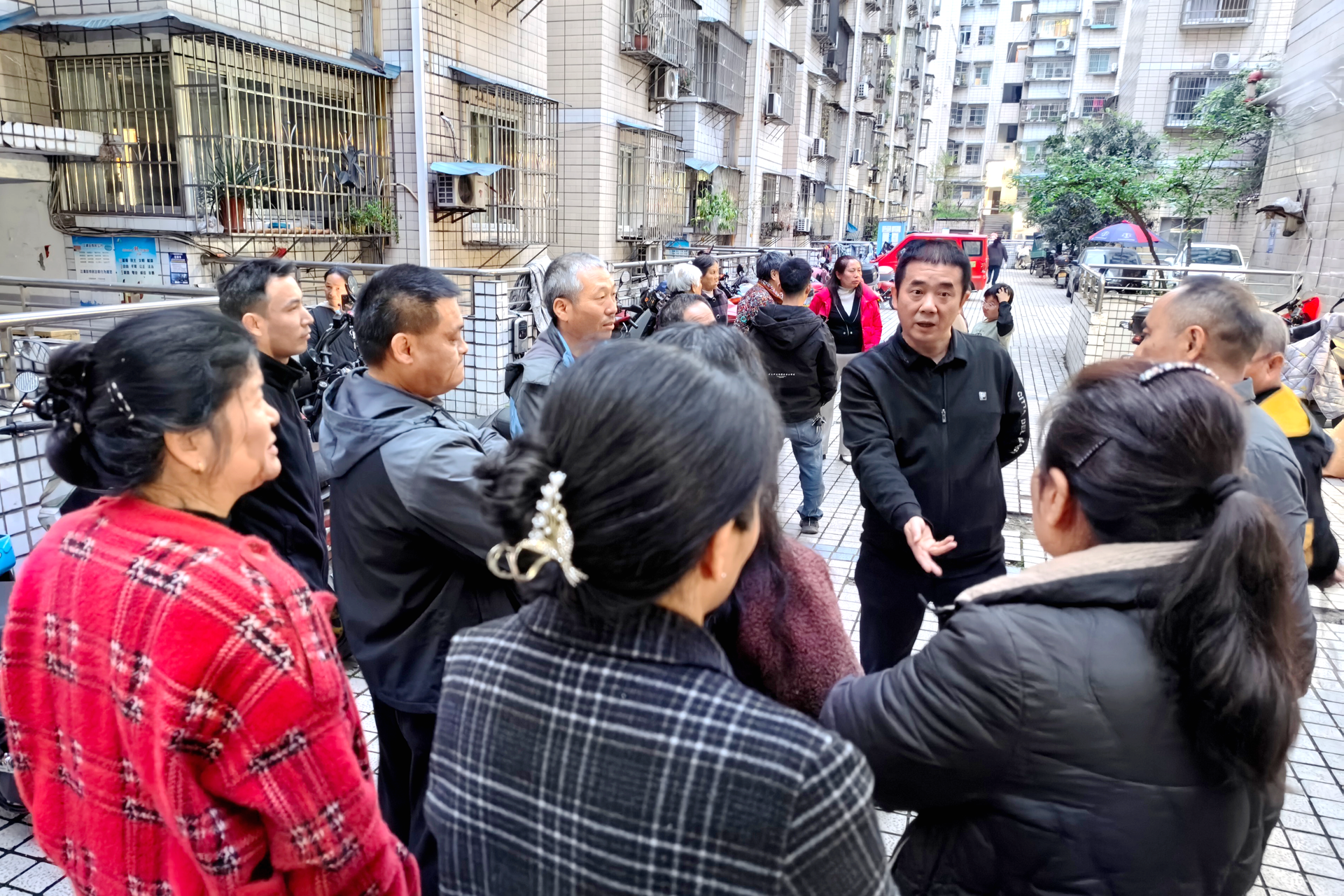 2人大代表吕晓刚跟群众面对面收集整改意见