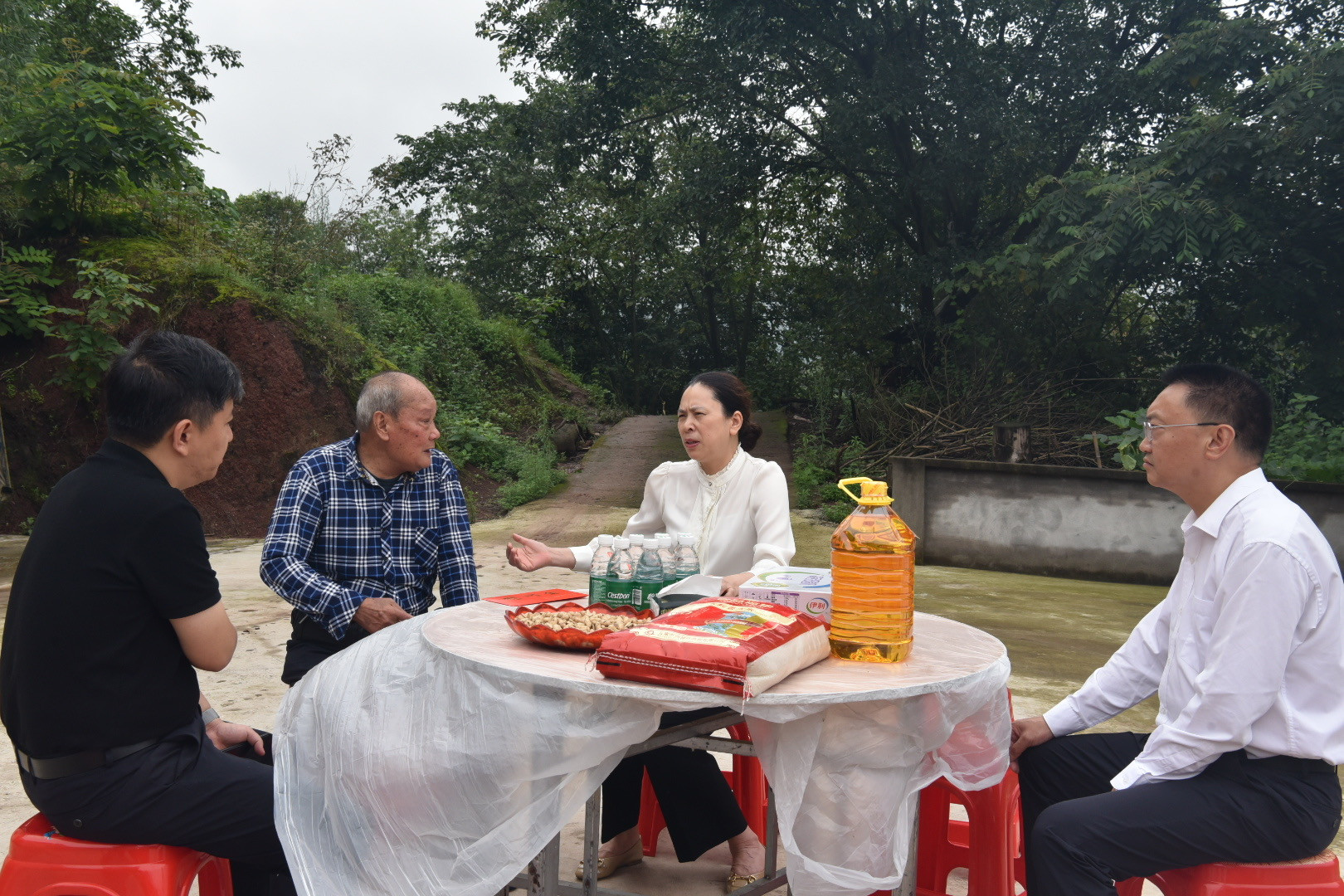 6月30日，区人大常委会党组书记、主任杨永芳前往李市镇，开展“七一”走访慰问活动1