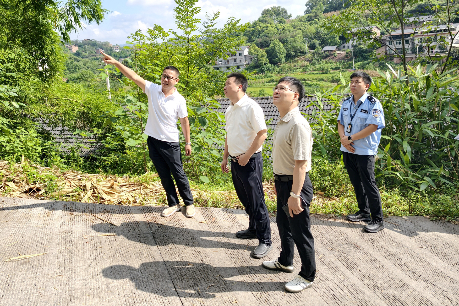 8月4日,区人大常委会副主任江永刚赴白沙镇,督导群防群治百日攻坚行动